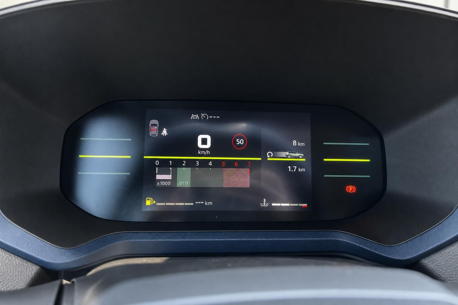 Digitales Kombiinstrument mit Geschwindigkeitsanzeige im Fahrzeug