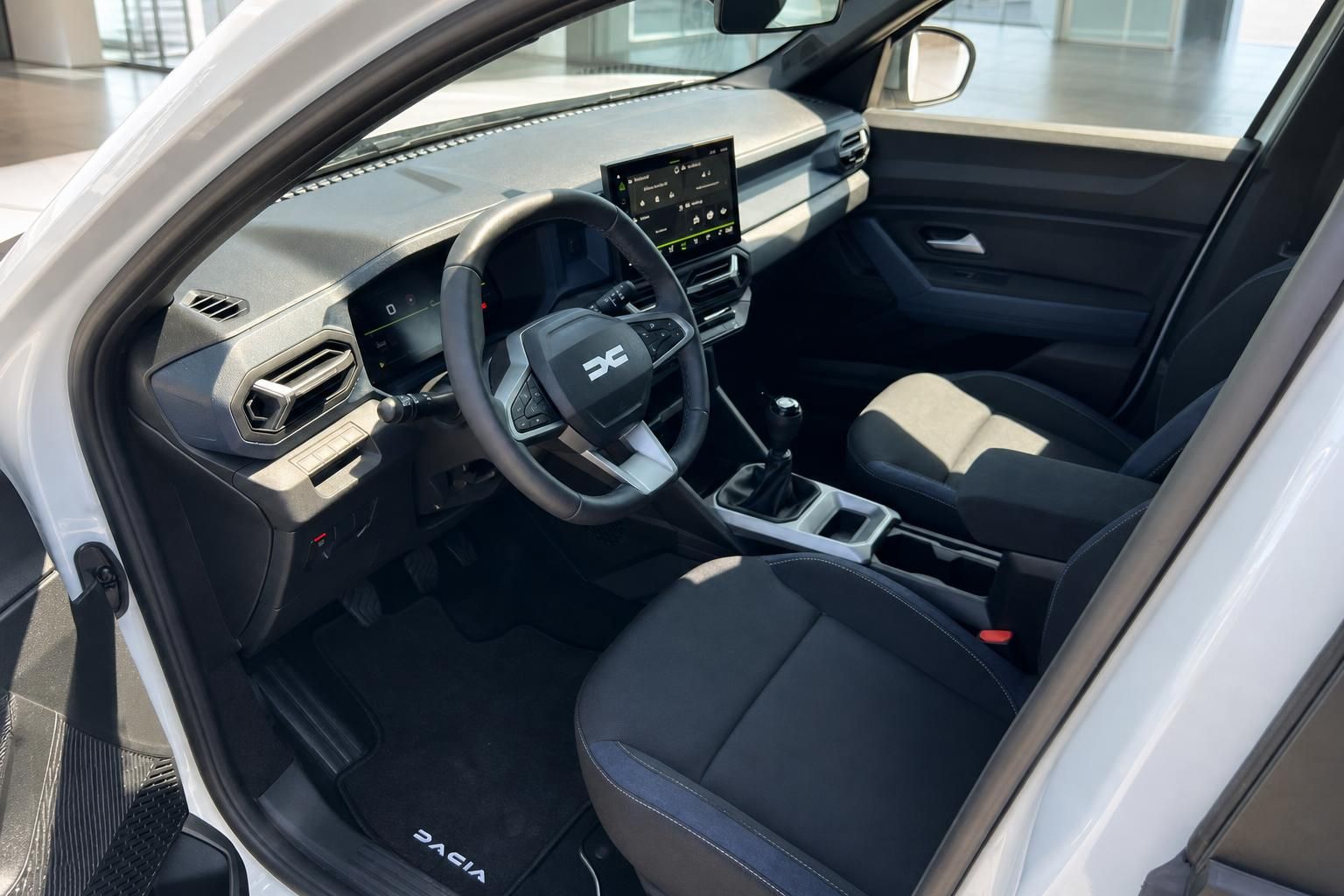 Dacia Bigster Innenraum Cockpit Lenkrad und Sitze Vorderseite