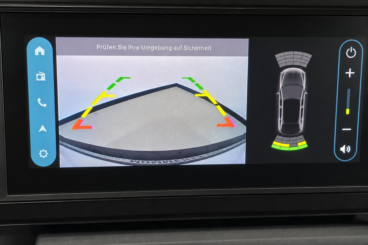Rückfahrkamera Display mit Parkassistent und Umgebungssensoren im Fahrzeug