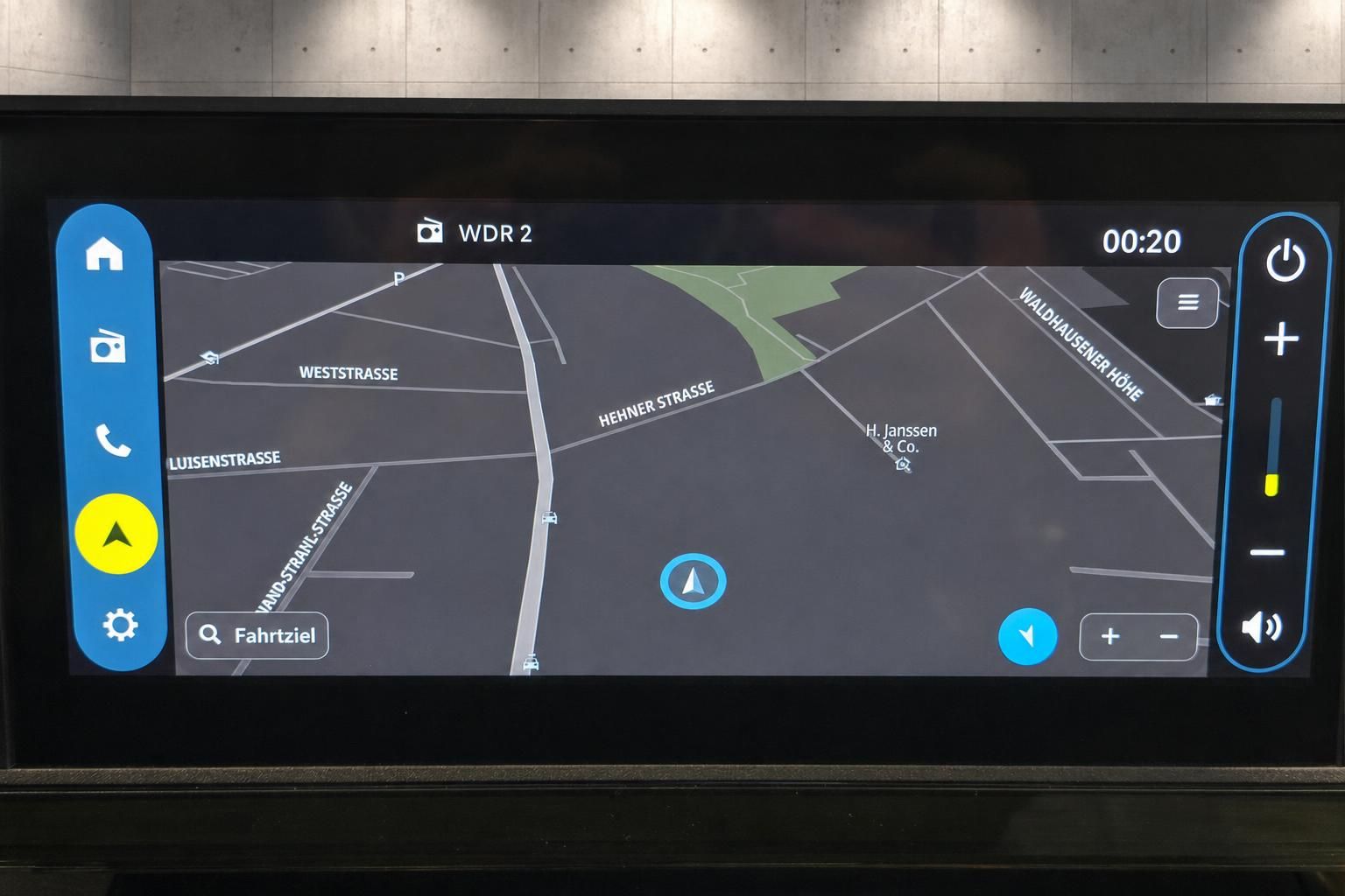 Navigationssystem Infotainment Display mit Kartenansicht im Fahrzeug