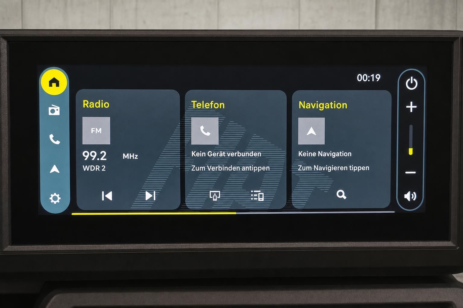 Infotainment Startbildschirm mit Radio Telefon und Navigation Menue