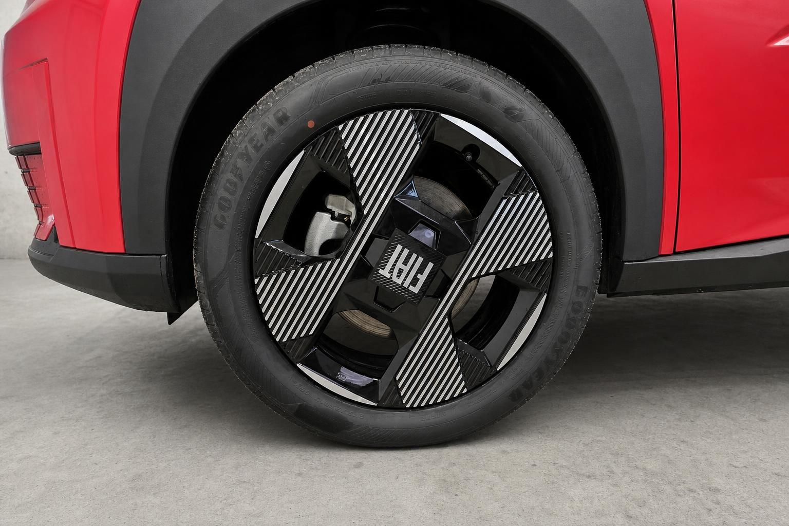 Fiat Leichtmetallfelge mit Reifen an rotem Fahrzeug Nahaufnahme