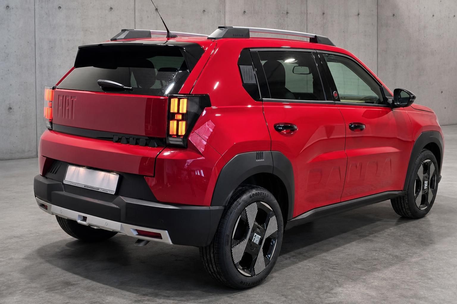 Fiat Panda rot, Heckansicht mit geöffneter Seitenperspektive im Studio
