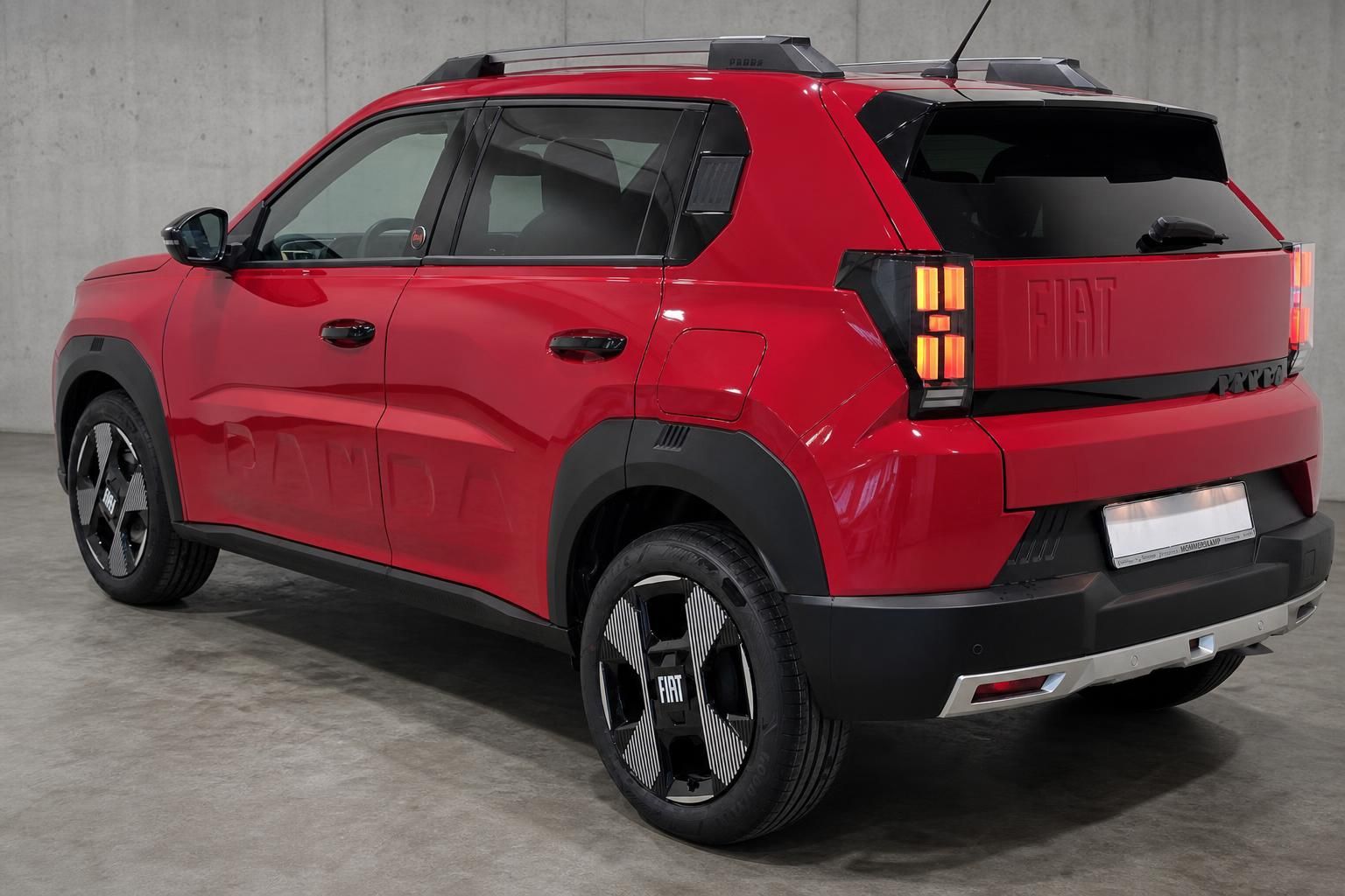 Fiat Panda rot, Heckansicht schräg mit Dachreling und Rückleuchten
