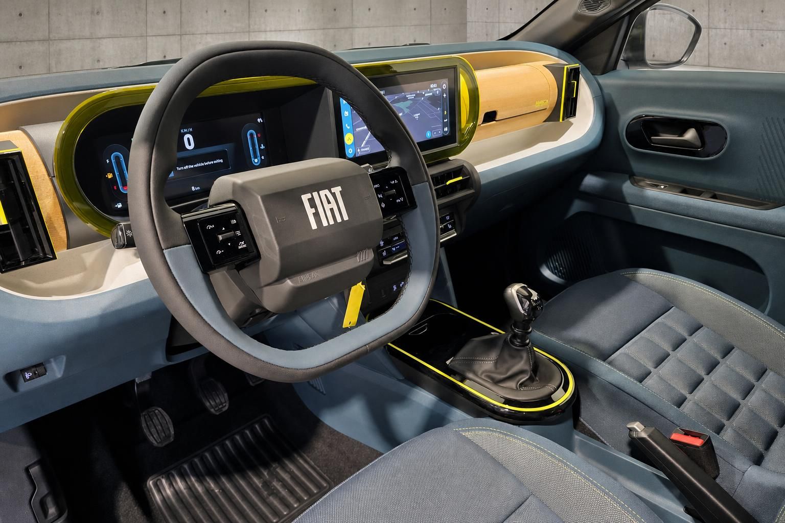 Fiat Panda Innenraum mit Lenkrad, Cockpit und Sitzen im Detail