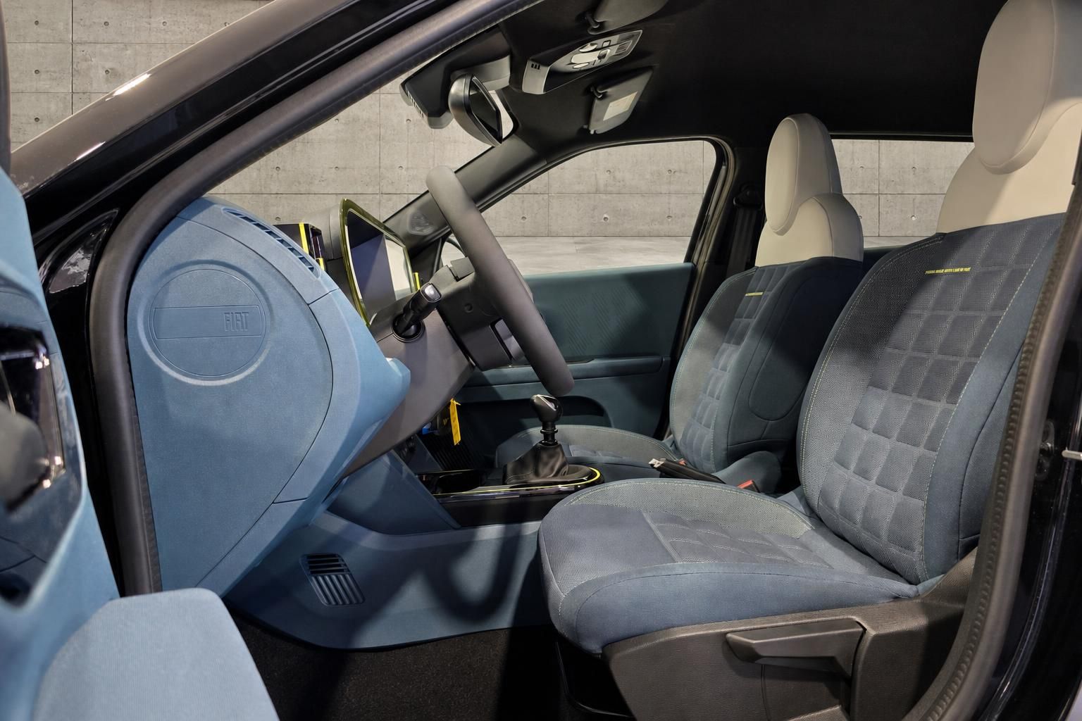 Fiat Vordersitze und Cockpit im Innenraum mit blau-schwarzer Polsterung
