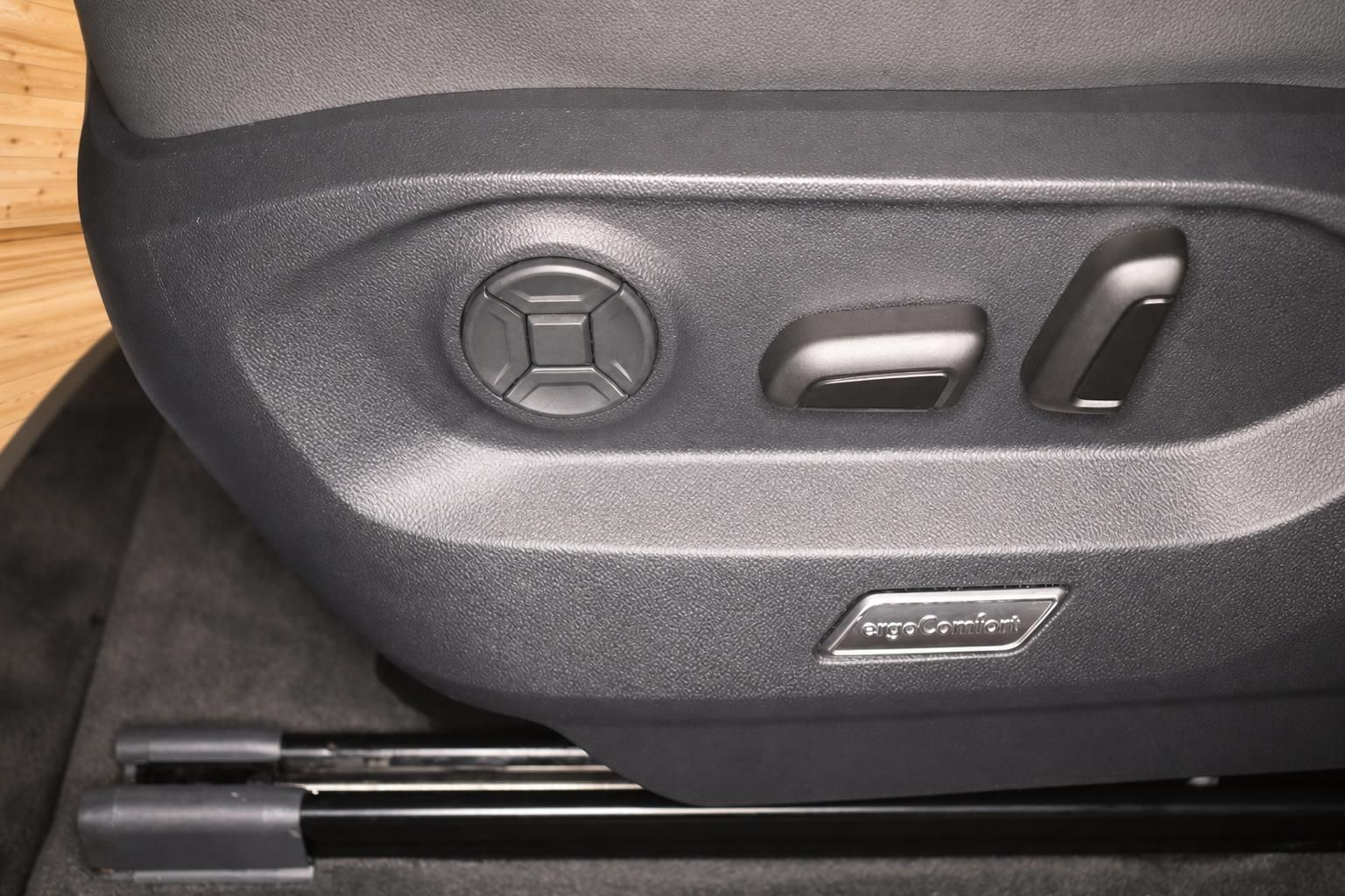 ergoComfort Sitzverstellung mit Bedienelementen im VW Interieur