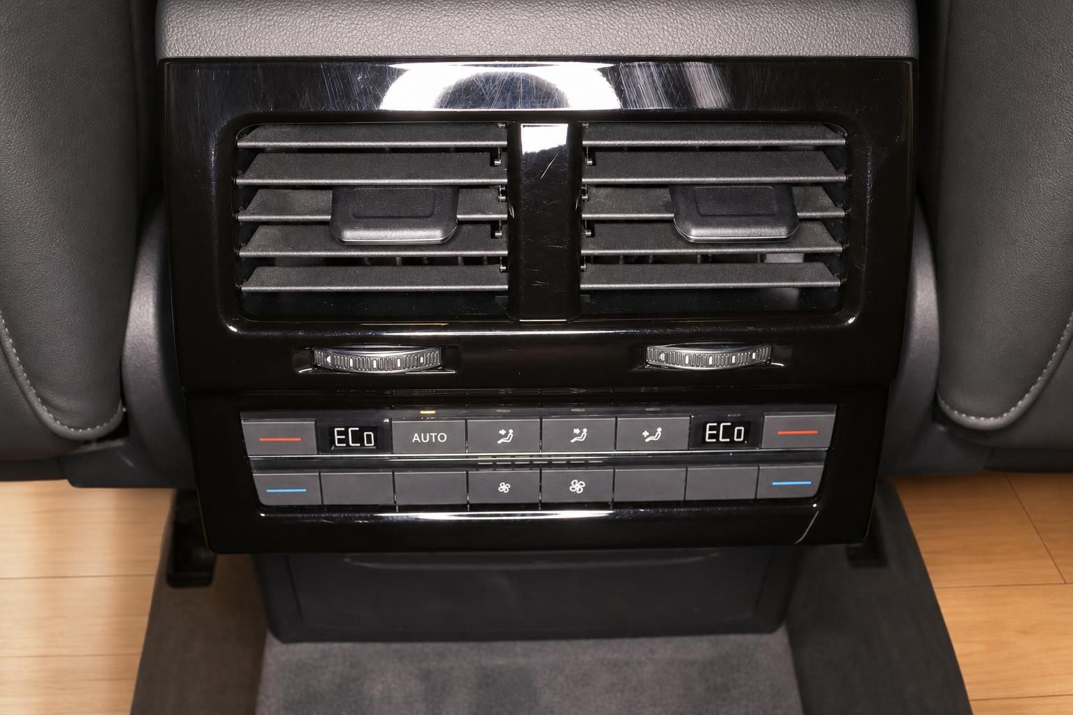 Klimaautomatik und Luftausströmer im Fond des Fahrzeugs