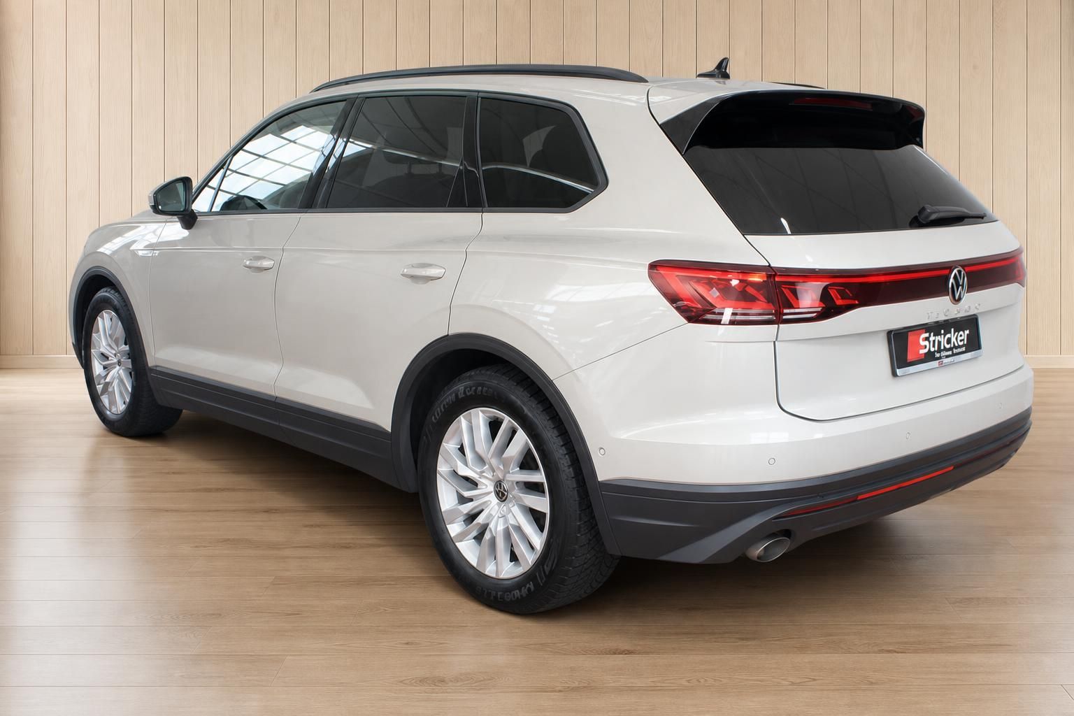 VW Touareg weiß Heckansicht seitlich beim Autohaus Stricker