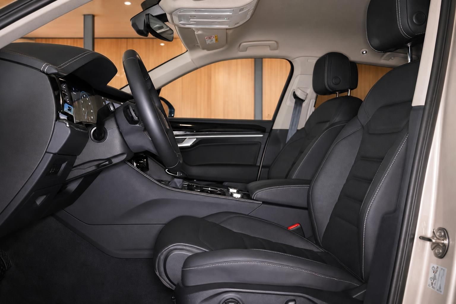 VW Touareg Innenraum Vordersitze schwarzes Leder mit Kontrastnaht