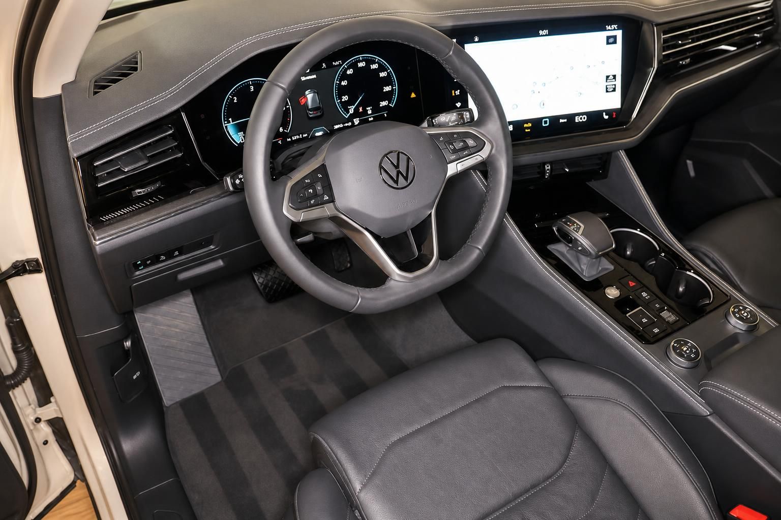 VW Touareg Cockpit mit Lenkrad und digitalem Kombiinstrument