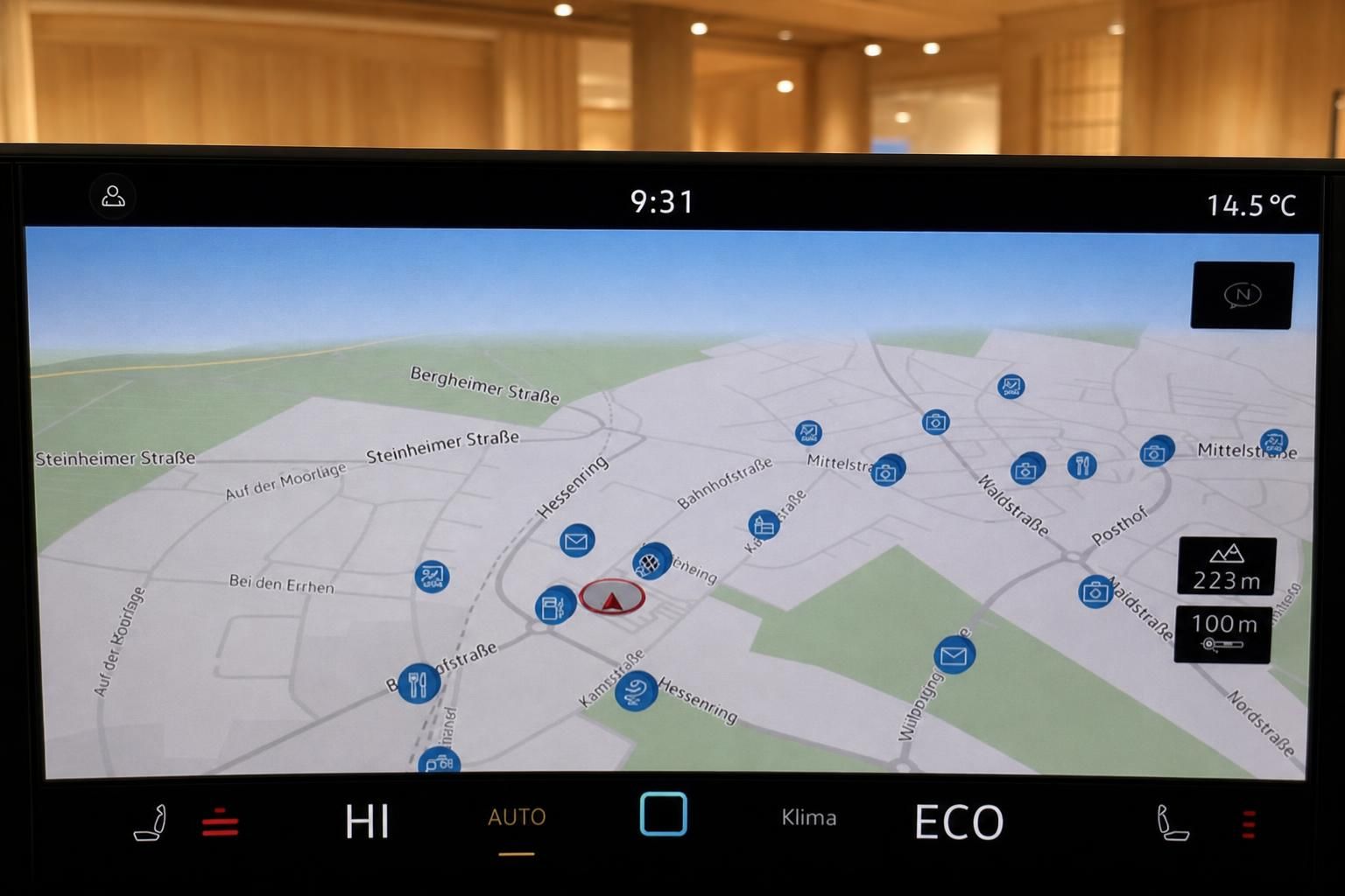 Navigationssystem mit Kartenansicht im VW Infotainment-Bildschirm