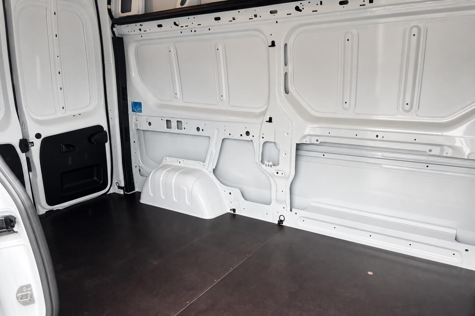 Transporter Laderaum Innenansicht mit weißen Wänden und rutschfestem Boden