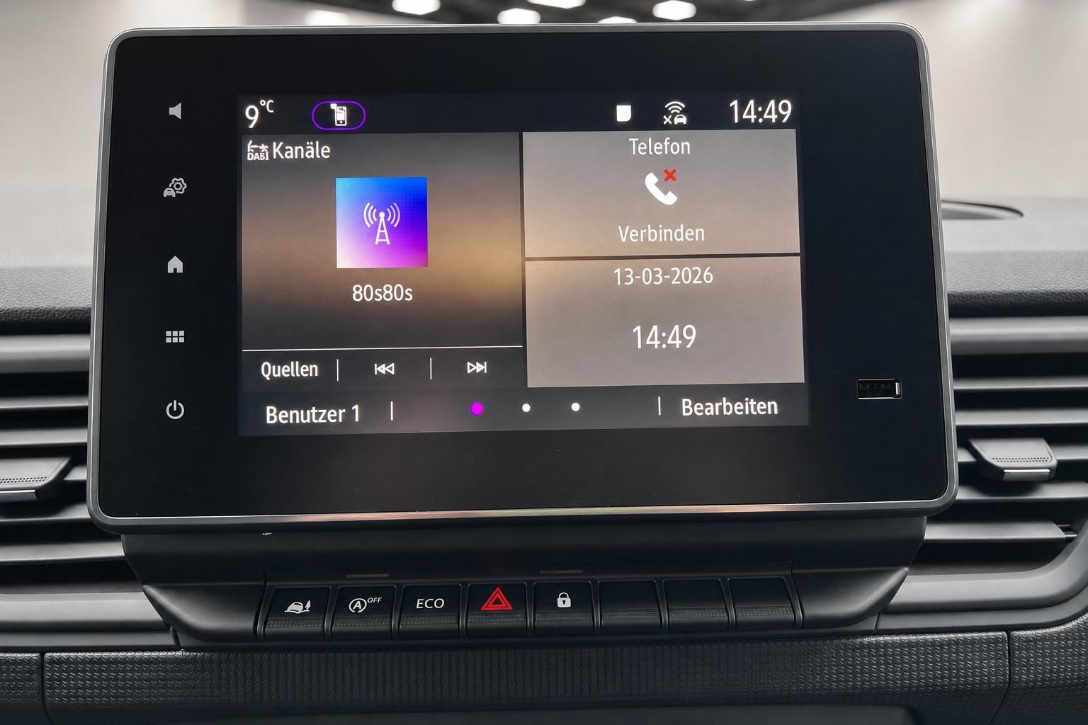 Renault Infotainment-Display mit Radio und Telefon-Funktionen im Fahrzeug-Cockpit