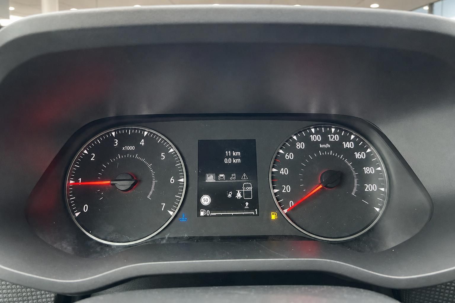 Fahrzeug-Armaturenbrett mit Tachometer und Drehzahlmesser zeigt 11 km Kilometerstand