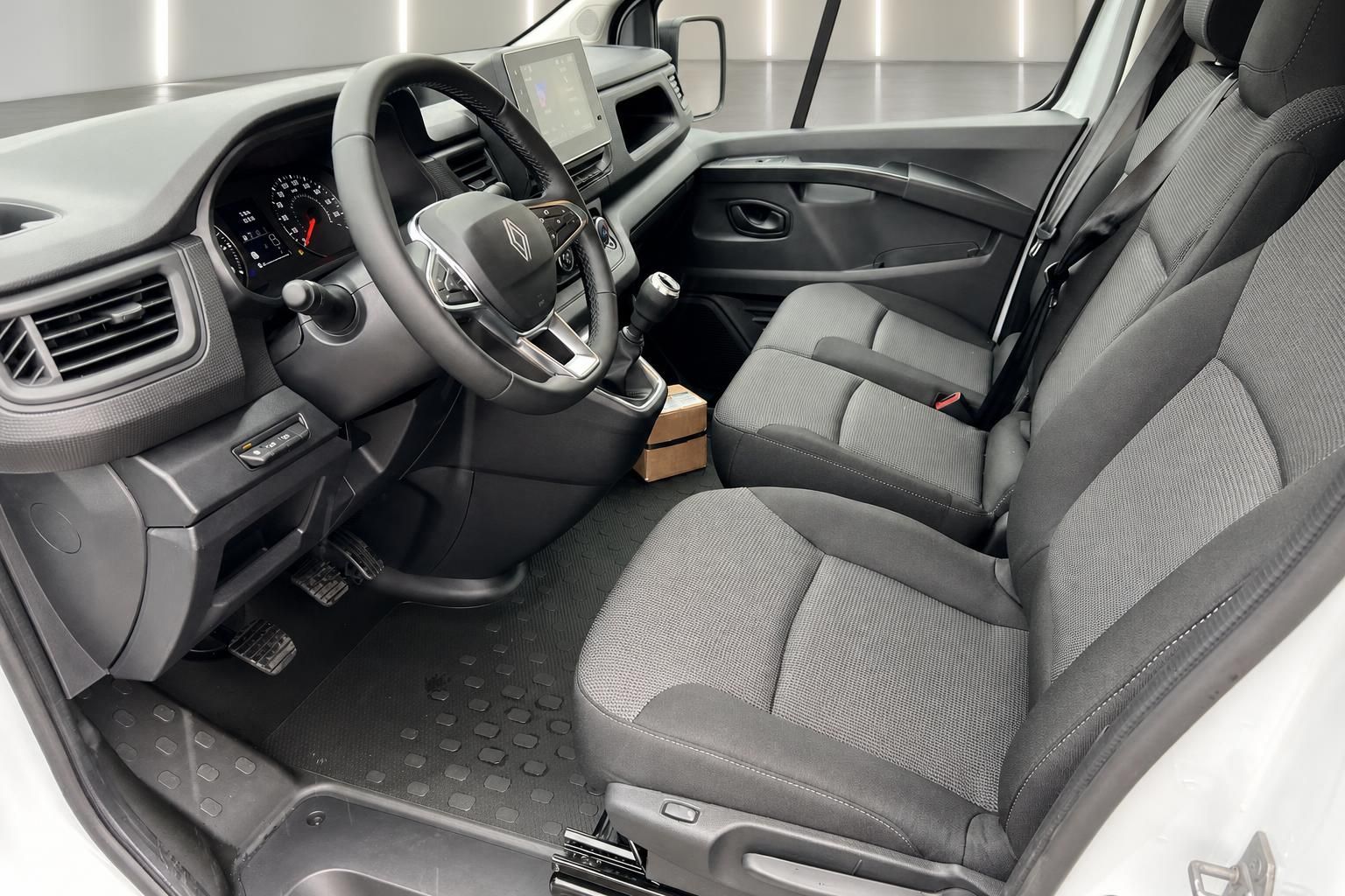Renault Trafic Innenraum grau Cockpit Fahrerplatz Armaturenbrett