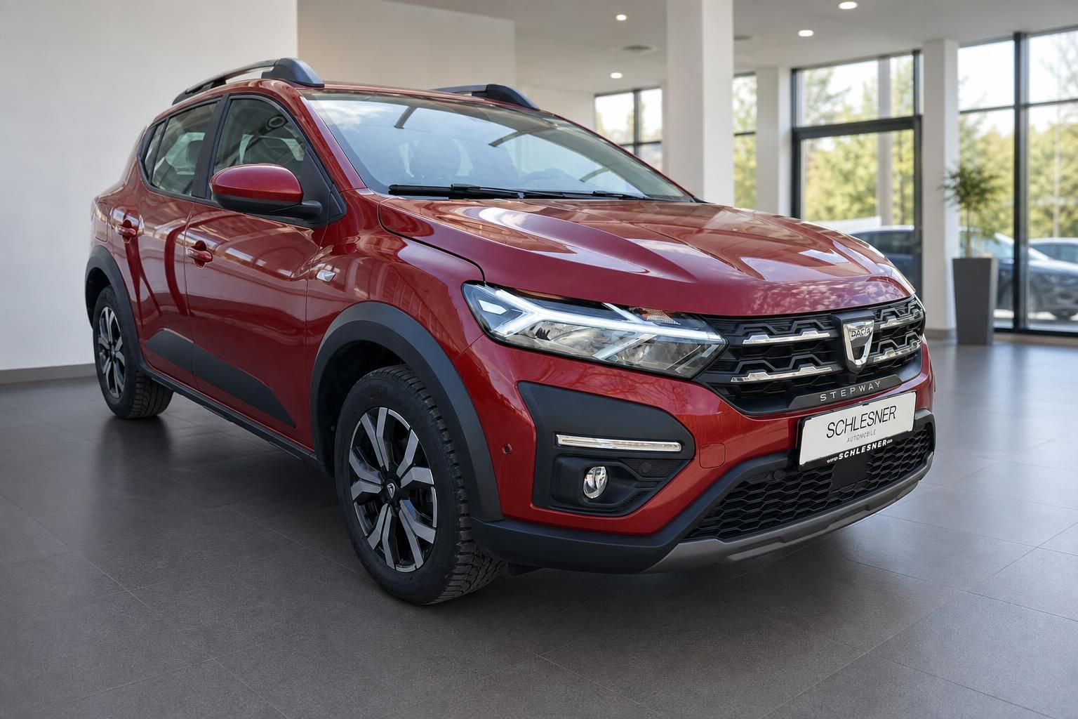 Dacia Sandero Stepway rot Frontansicht schraeg im Autohaus