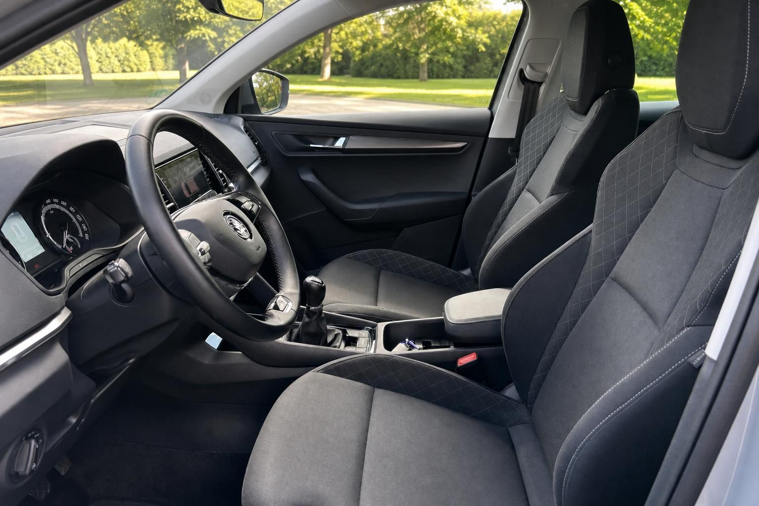 Skoda Karoq Innenraum schwarz Cockpit Sitze Lenkrad Armaturenbrett moderne Ausstattung