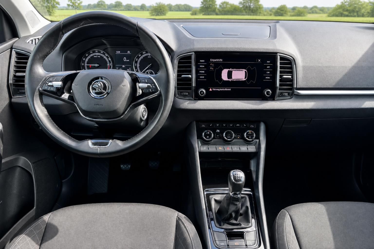 Skoda Fahrzeug Cockpit mit Lenkrad, Tacho und Infotainment-Display