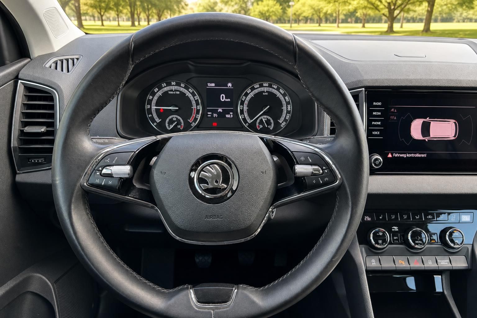 Skoda Lenkrad mit Bedientasten, Armaturenbrett und Multifunktionsanzeige