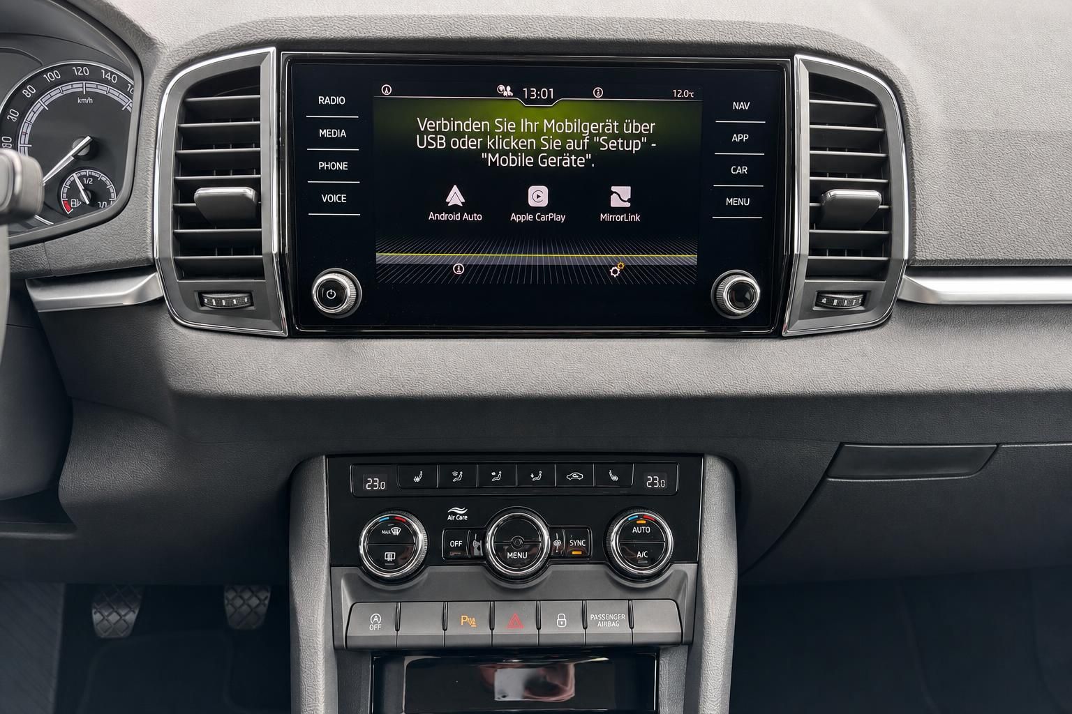 Auto Infotainment-System Display mit Smartphone-Konnektivität und Klimabedienung
