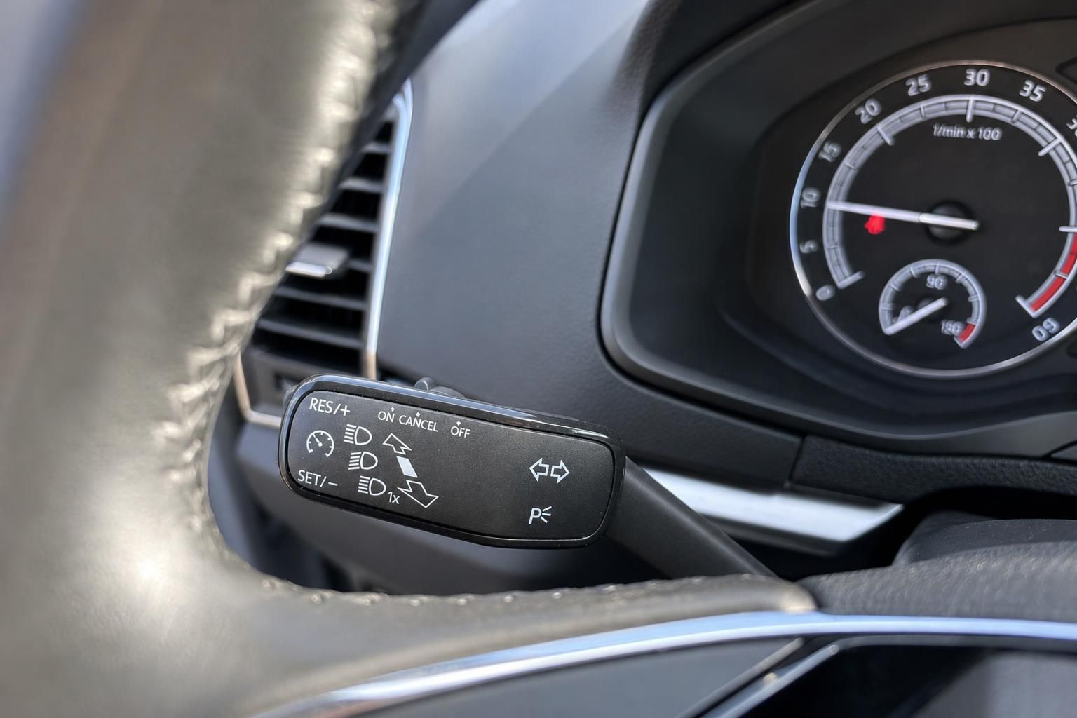 Fahrzeug Lenkstockhebel mit Bedienungselementen und Tachometer Detail