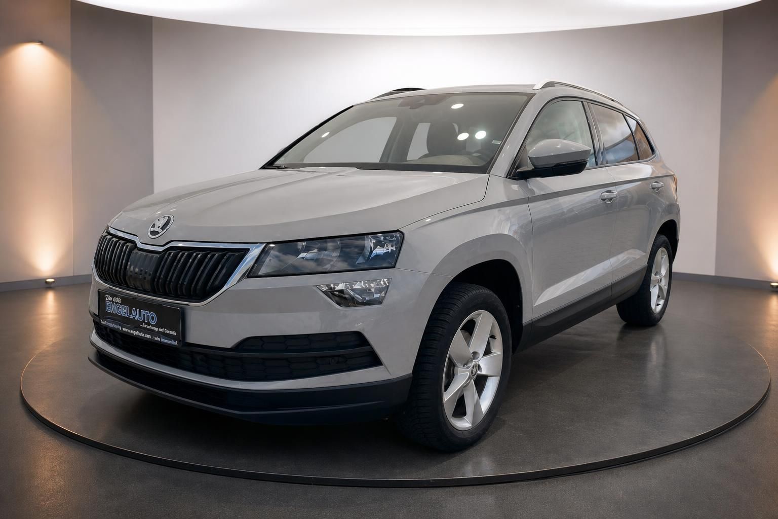 Skoda Karoq grau Frontansicht mit charakteristischem Kühlergrill und LED-Scheinwerfern