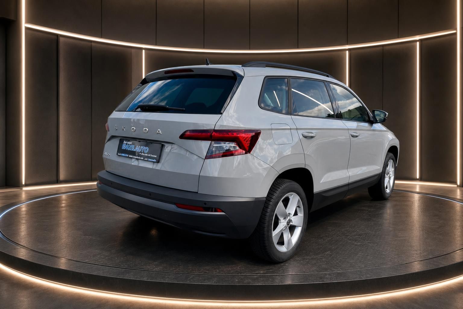 Skoda Karoq weiß Heckansicht mit Rücklichtern und ENGELAUTO Kennzeichenrahmen