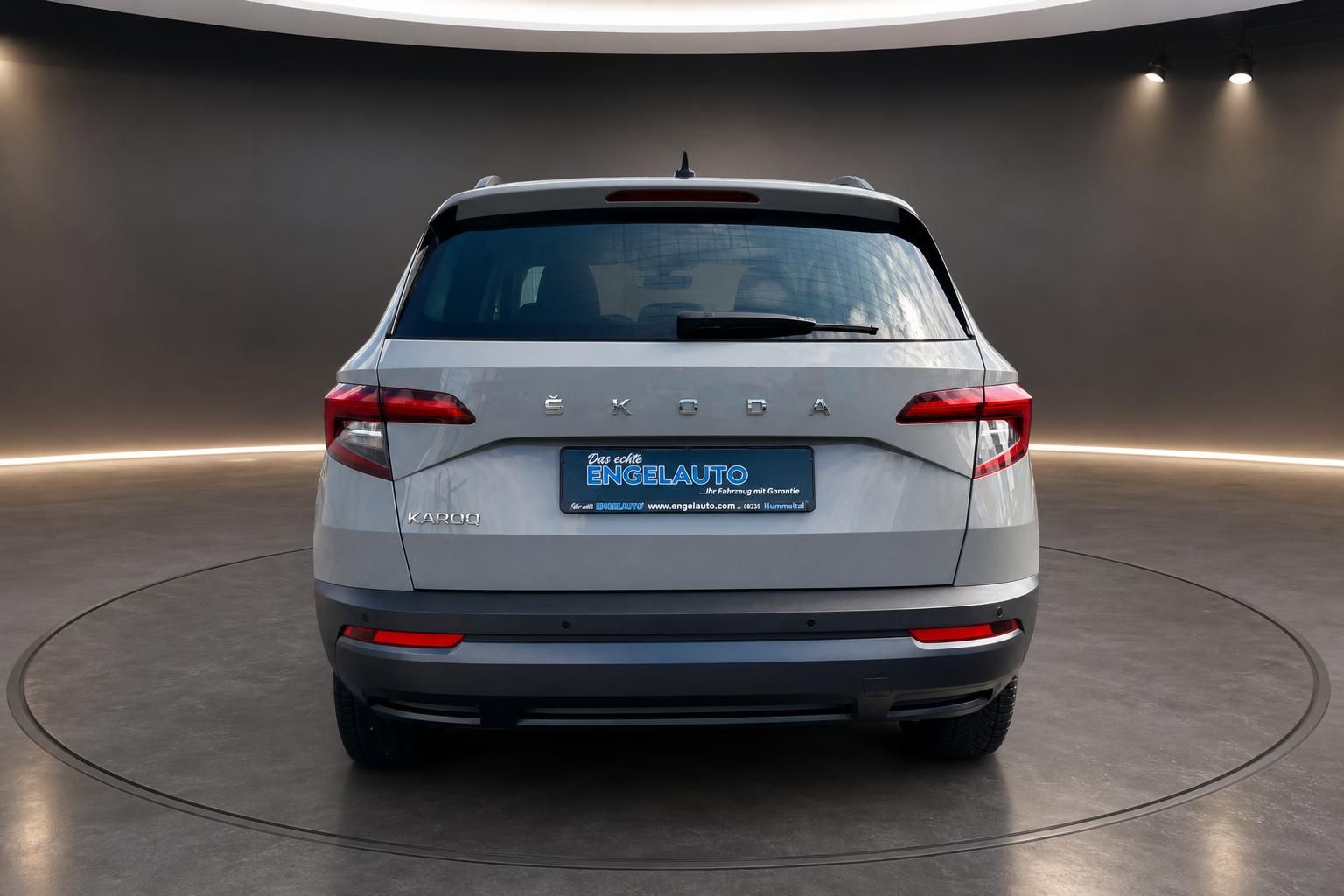 Skoda Karoq Heckansicht grau SUV Rückleuchten moderne Linienführung kompakter Geländewagen