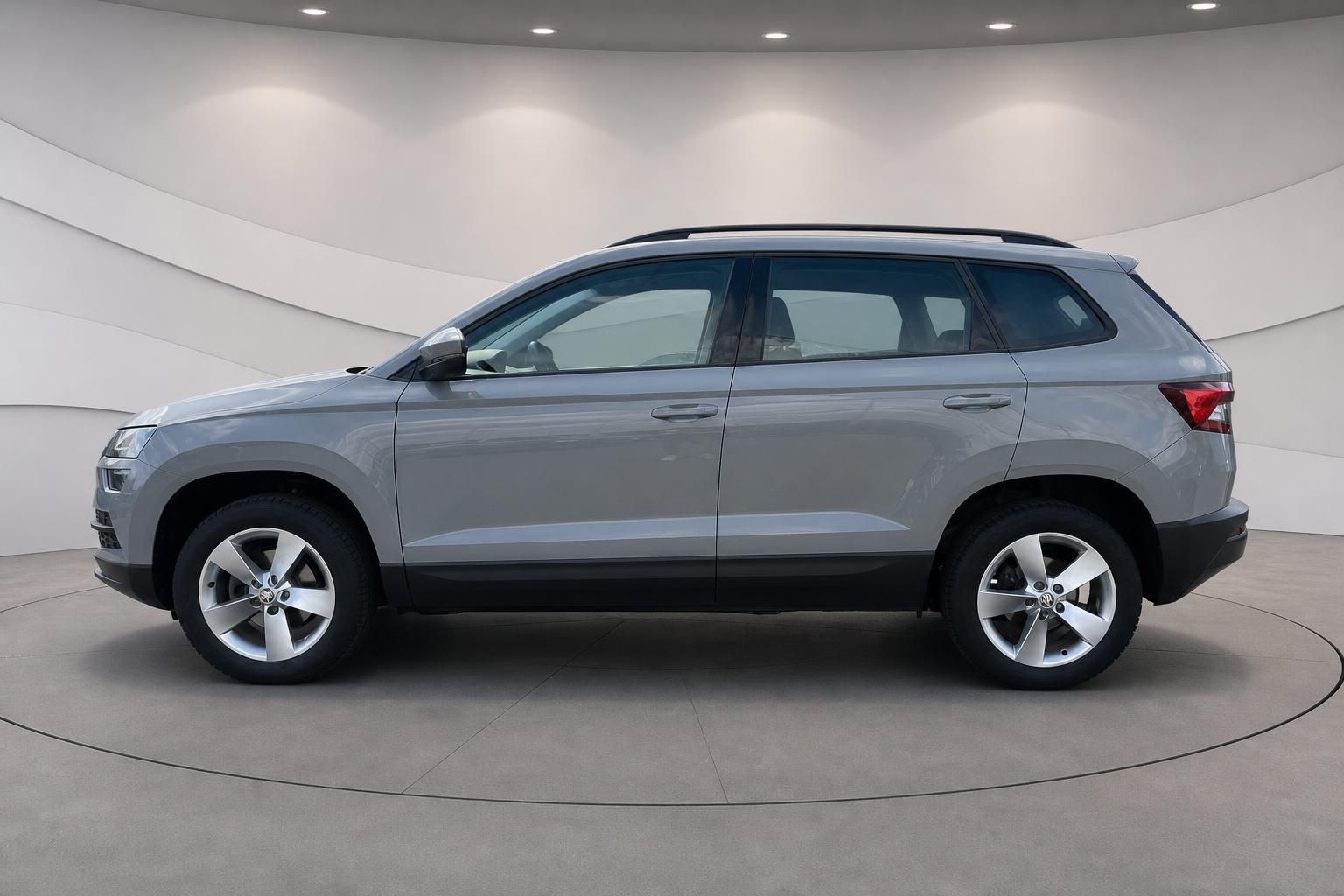 Skoda Karoq SUV grau metallic Seitenansicht kompakt Geländewagen moderne Felgen
