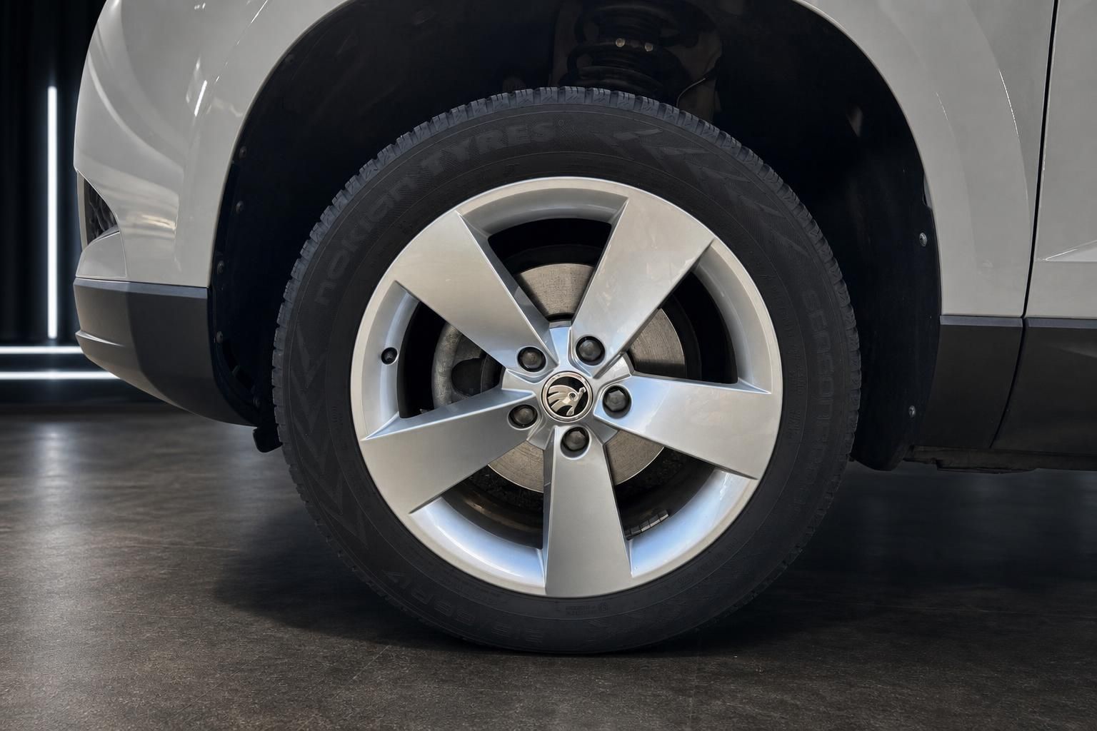 Skoda Felge Reifen Detail Aluminium 5-Speichen Design SUV Rad Nahaufnahme