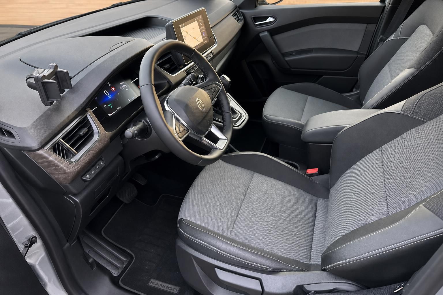 Renault Kangoo Innenraum mit grauem Cockpit und digitalem Kombiinstrument