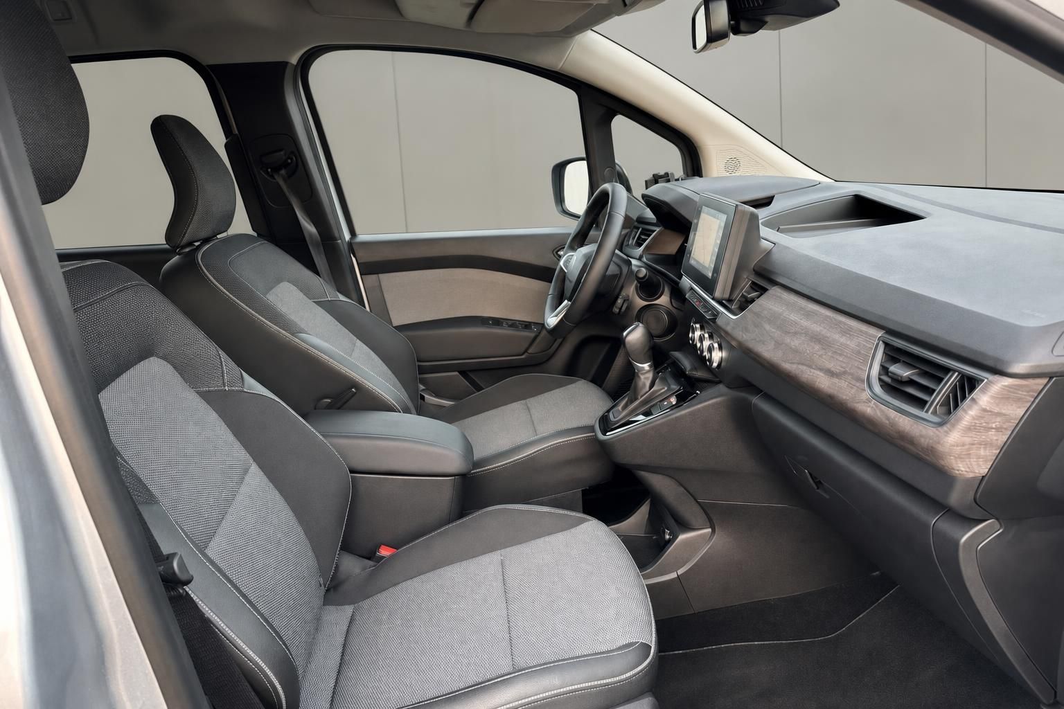 Renault Fahrzeug Vordersitze mit grauer Stoffausstattung und Armaturenbrett