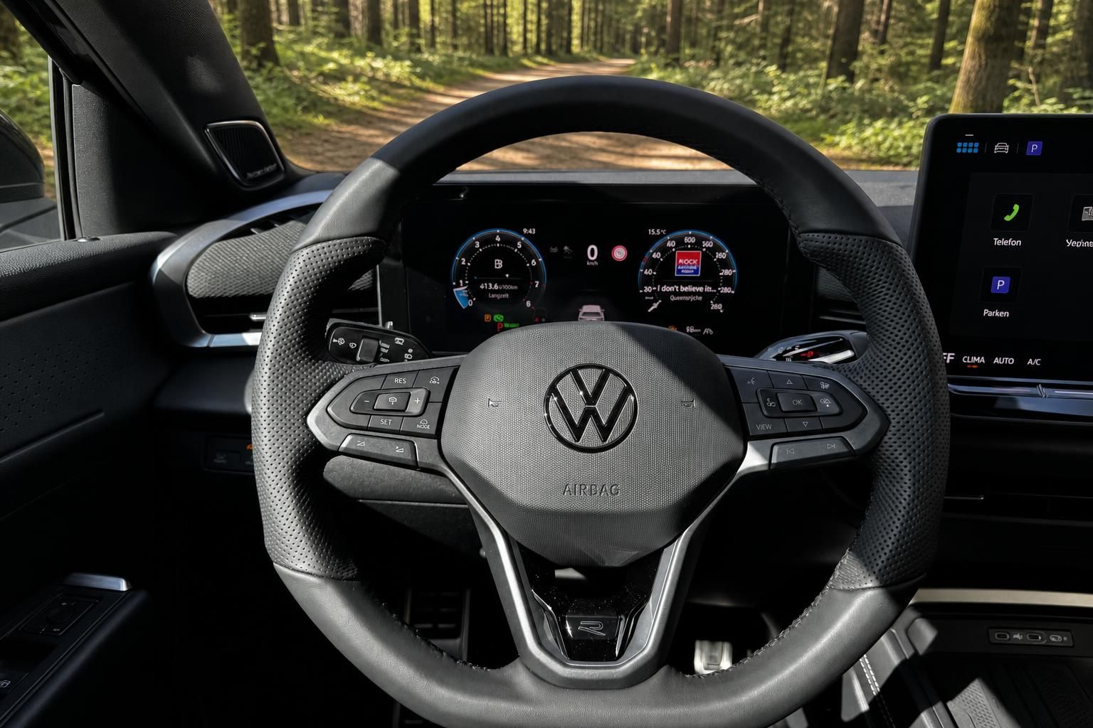 Volkswagen Fahrzeug Cockpit mit Lenkrad, Armaturenbrett und digitalem Display