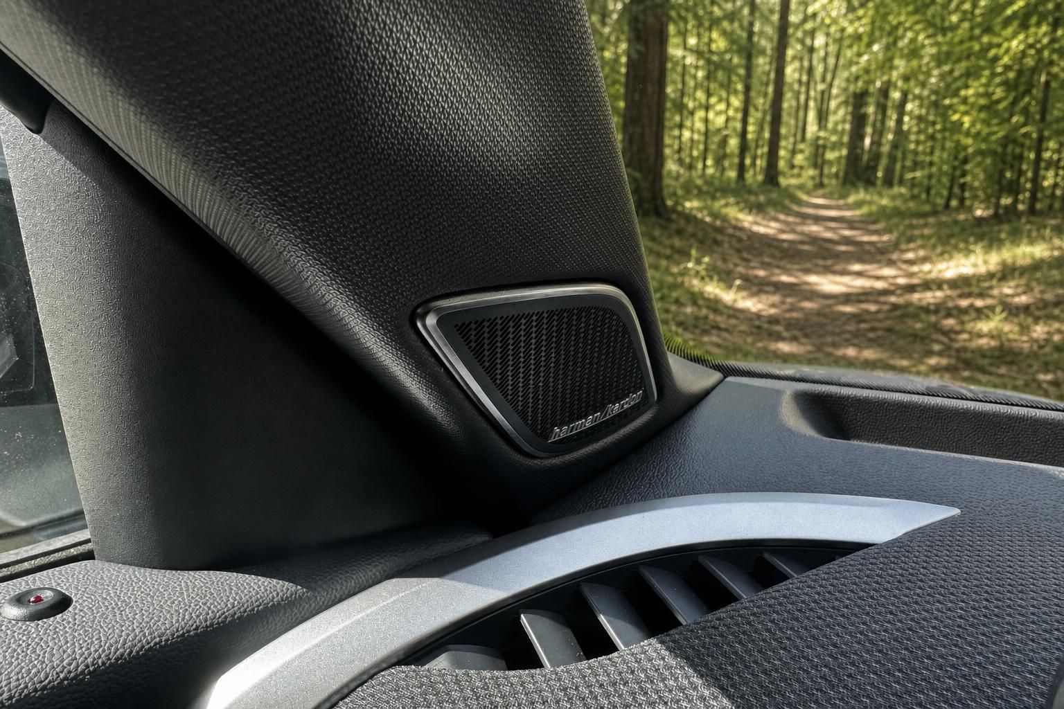 Auto Innenraum Detail Armaturenbrett mit Harman Kardon Lautsprecher und Lüftungsschlitzen