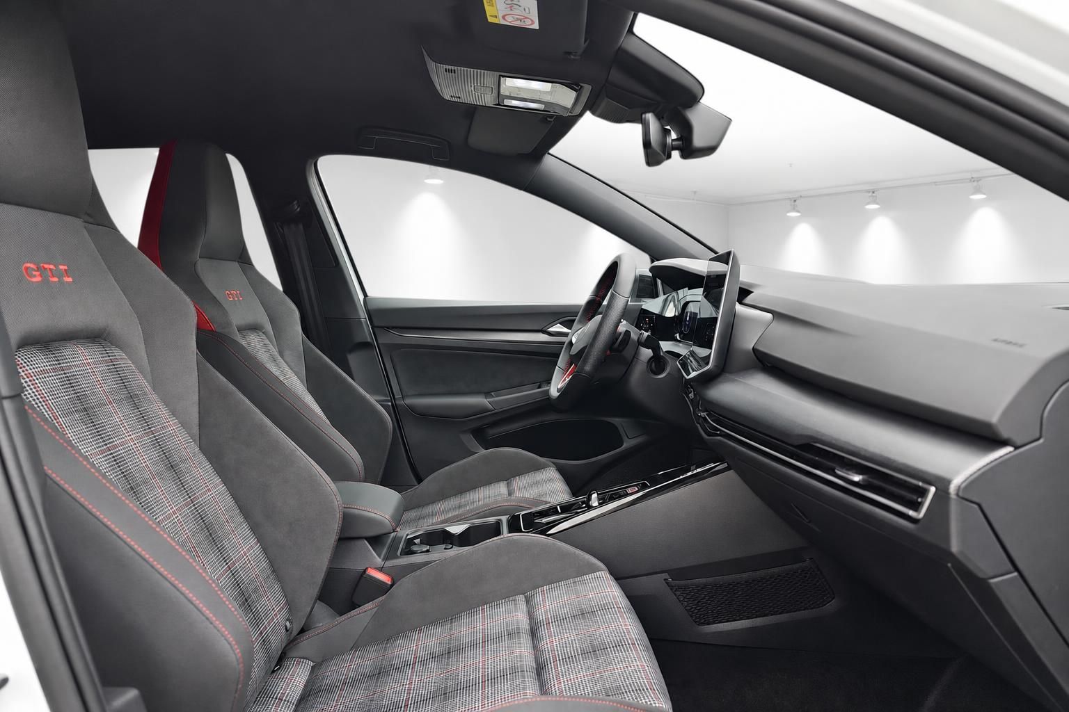 VW Golf GTI Innenraum mit Sportsitzen und Karo-Muster
