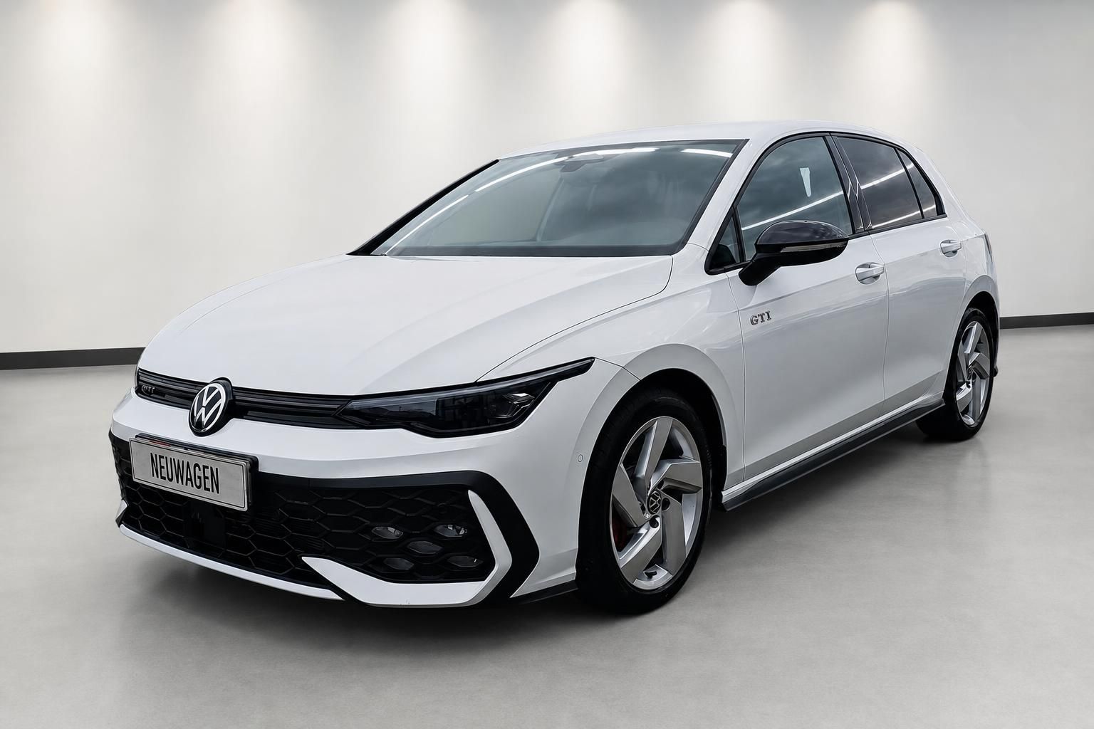 VW Golf GTI weiß Frontansicht schräg im Studio