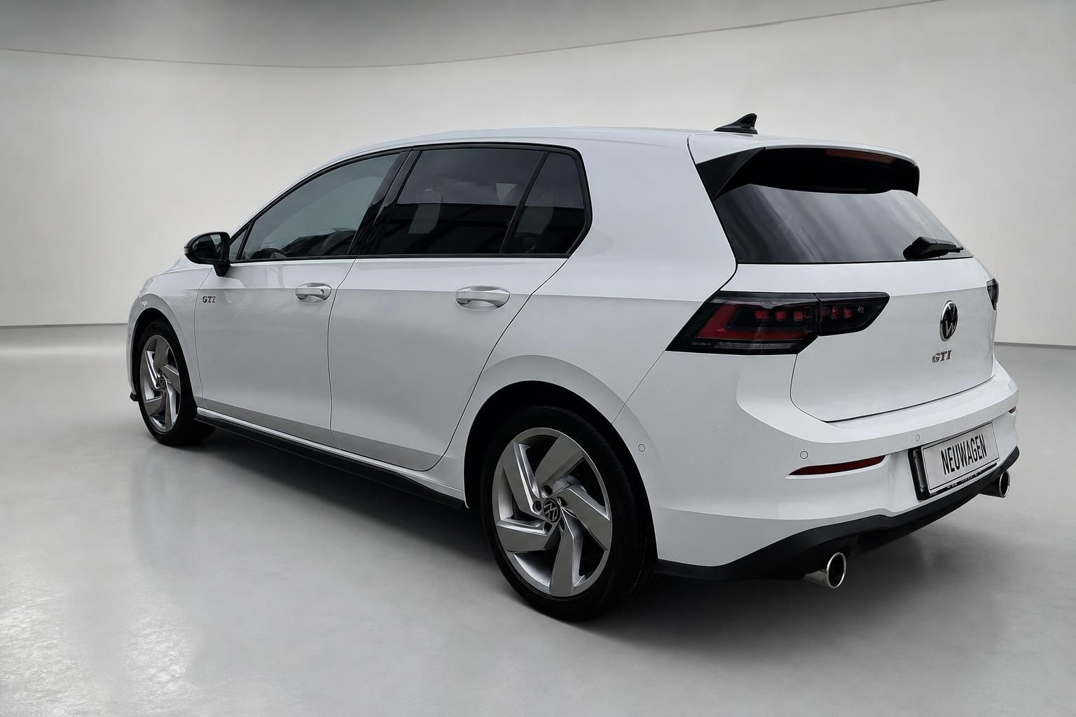 VW Golf GTI weiß Heckansicht seitlich im Fotostudio