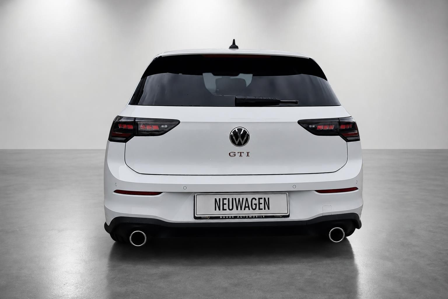 VW Golf GTI weiß Heckansicht mit GTI-Schriftzug und Doppelauspuff