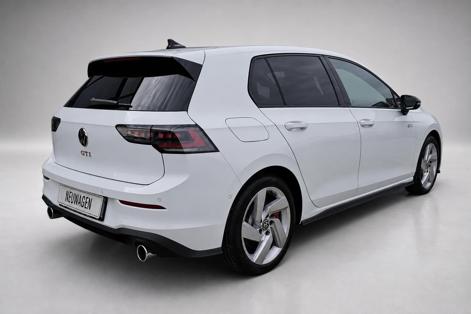 VW Golf GTI weiß Heckansicht schräg mit Doppelendrohr und Spoiler