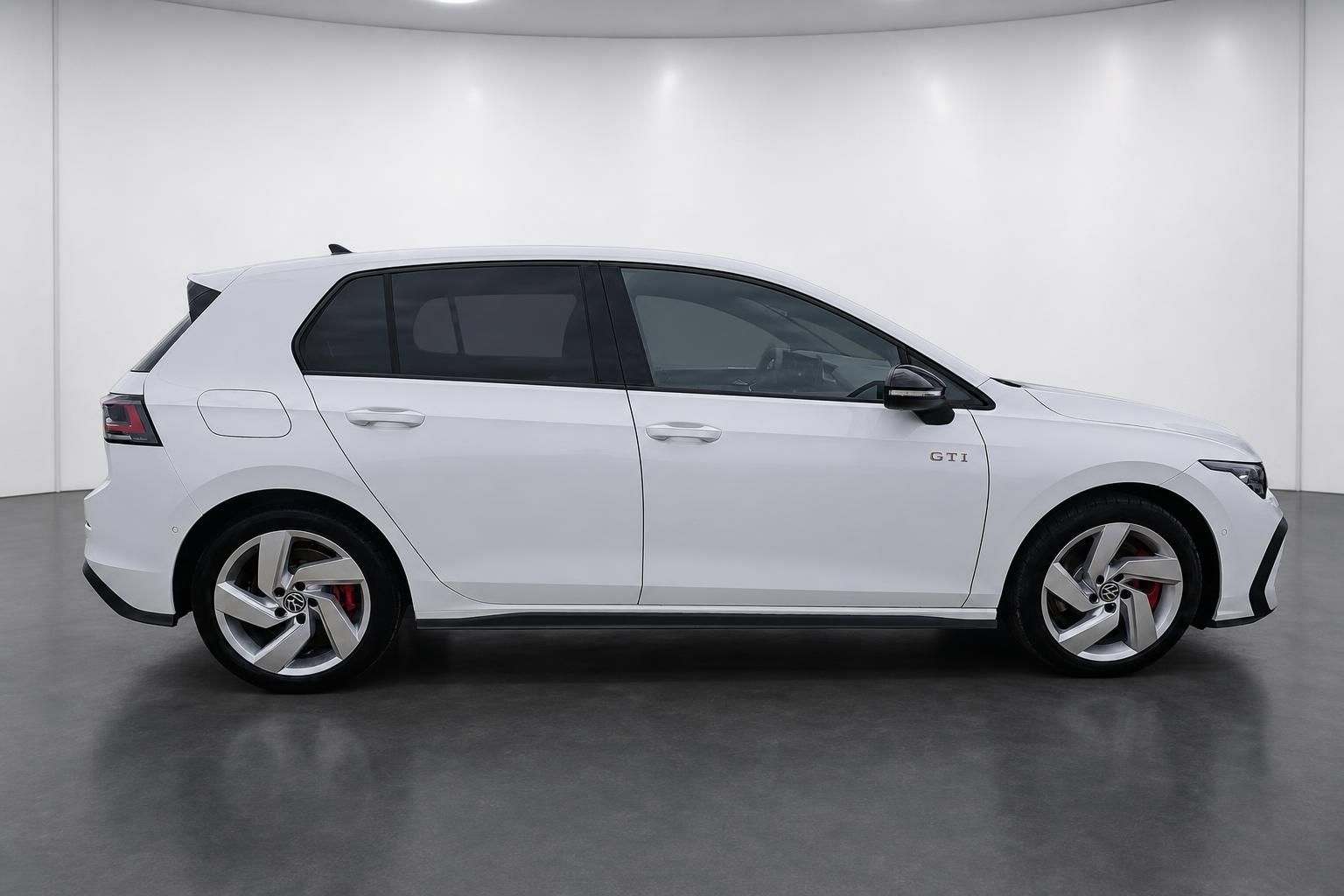 VW Golf GTI weiß Seitenansicht mit Alufelgen und roten Bremssätteln