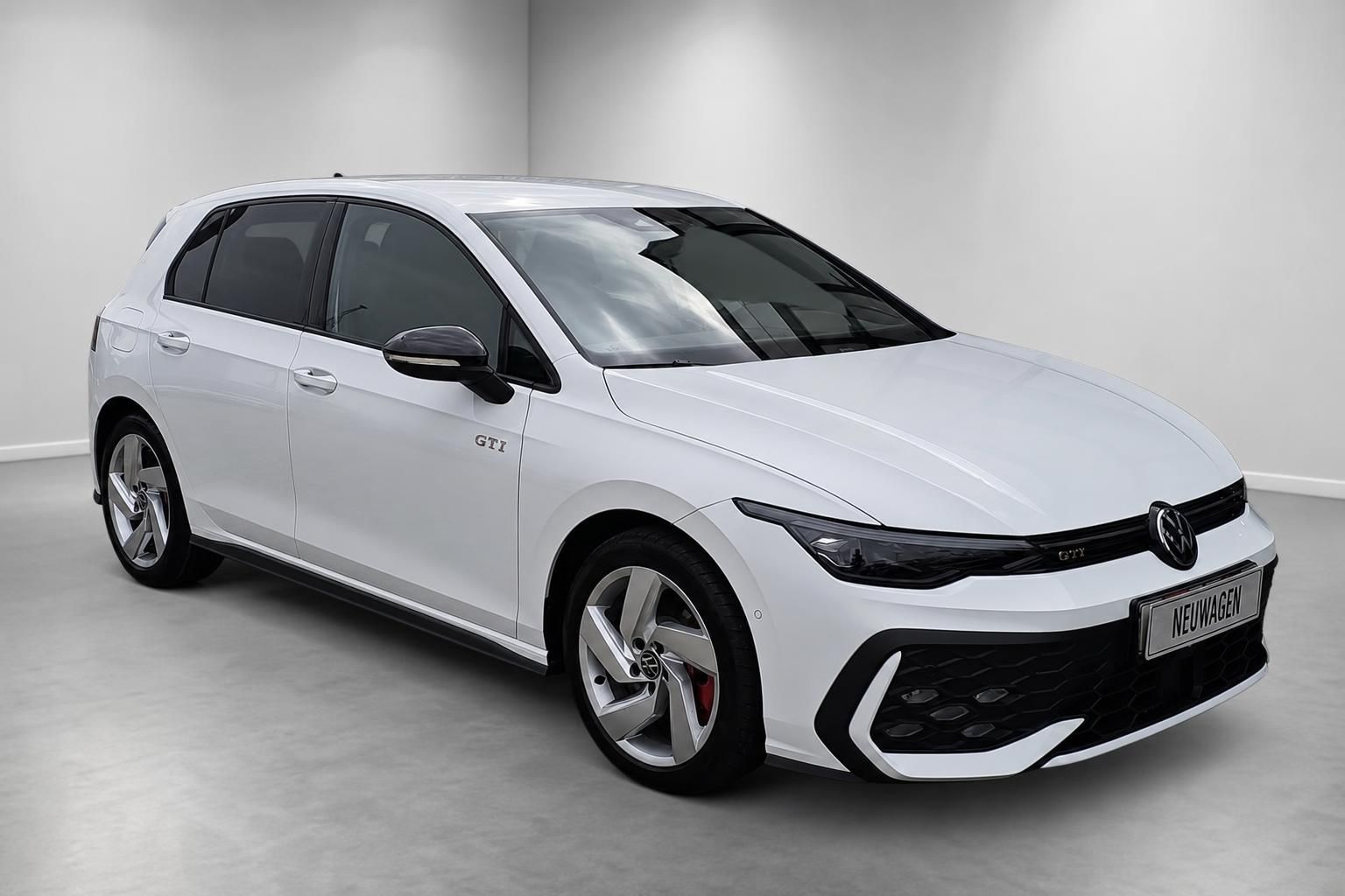 VW Golf GTI weiß Frontansicht schräg mit Sportfelgen im Studio
