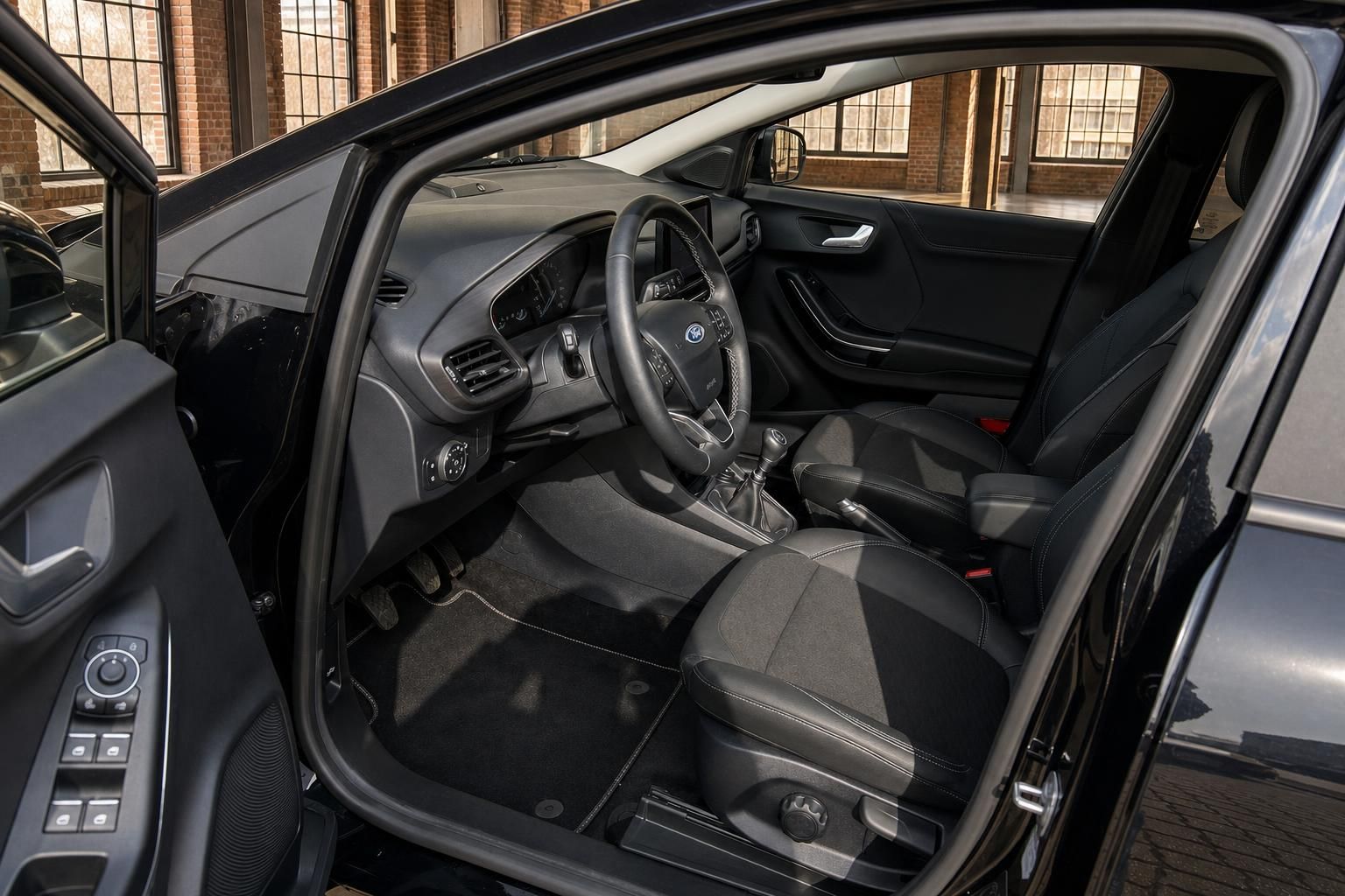 Ford Fiesta Innenraum Cockpit mit Lenkrad und Vordersitzen