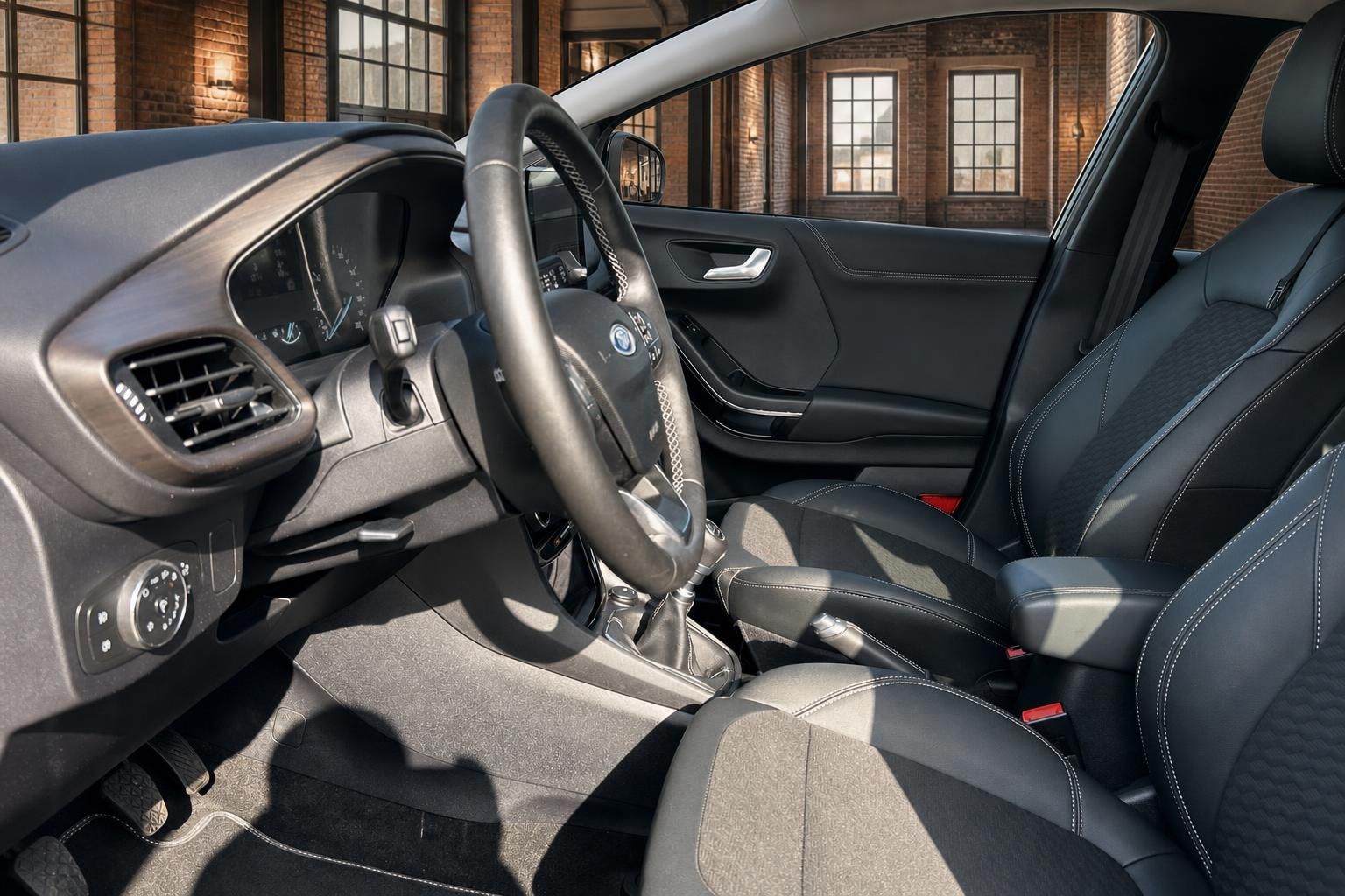 Ford Fahrerraum mit Sportsitzen und Lederlenkrad Detailansicht
