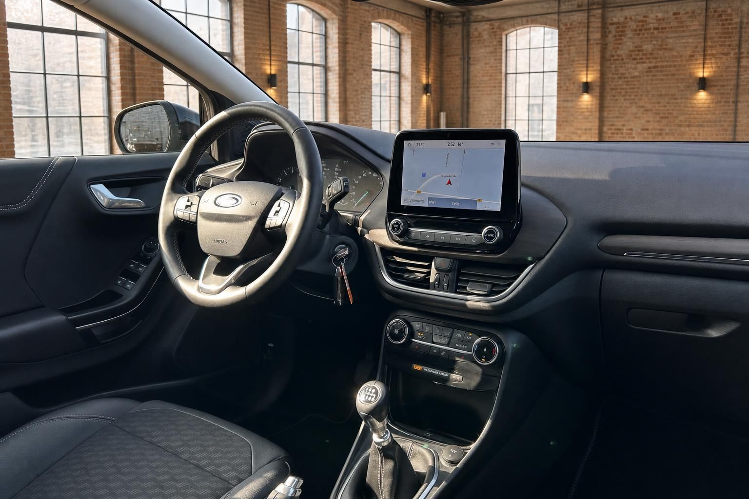 Ford Cockpit mit Lenkrad Navigationssystem und Schaltgetriebe