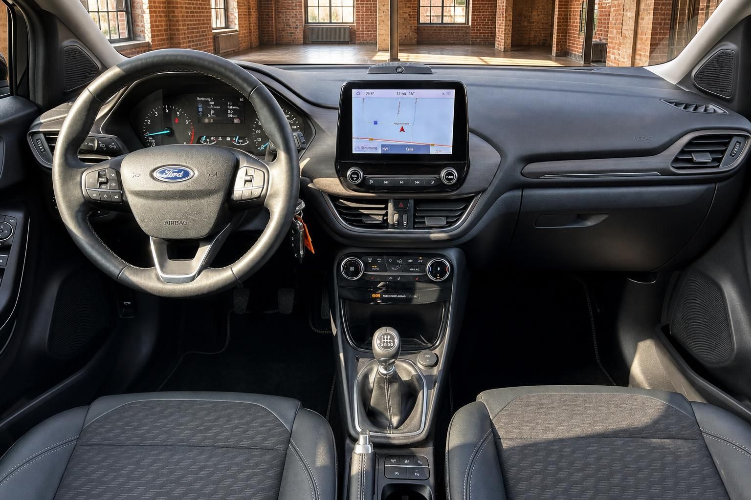 Ford Armaturenbrett mit Touchscreen Navigation und Lenkrad