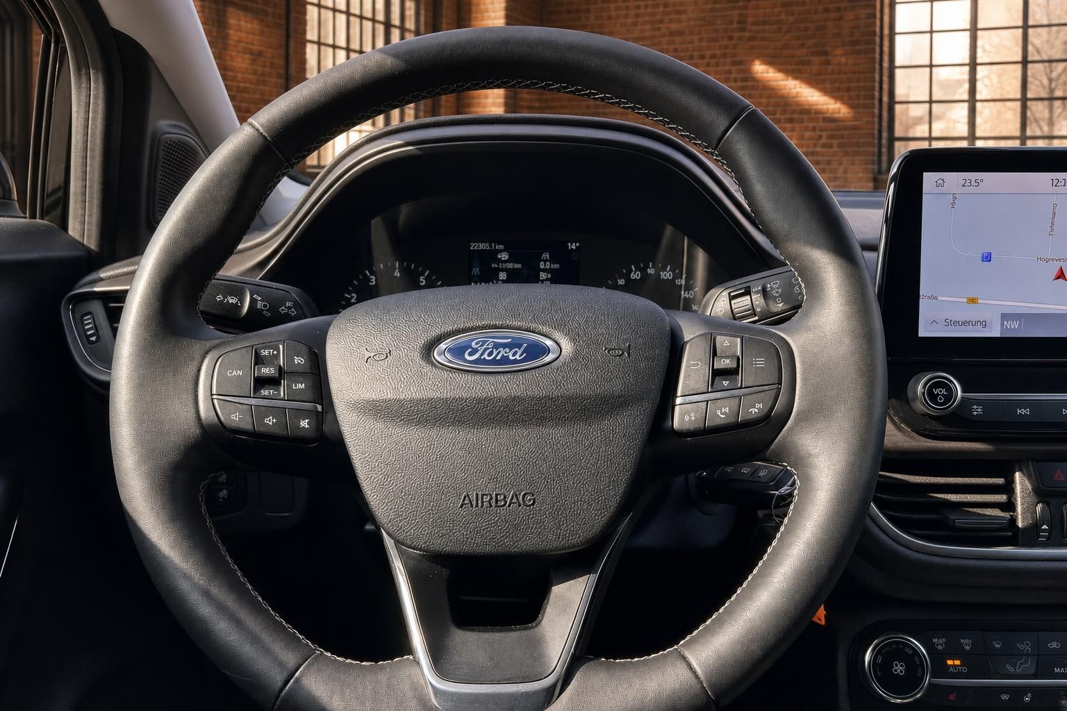 Ford Lenkrad Nahaufnahme mit Bedienelementen und Navigationsdisplay