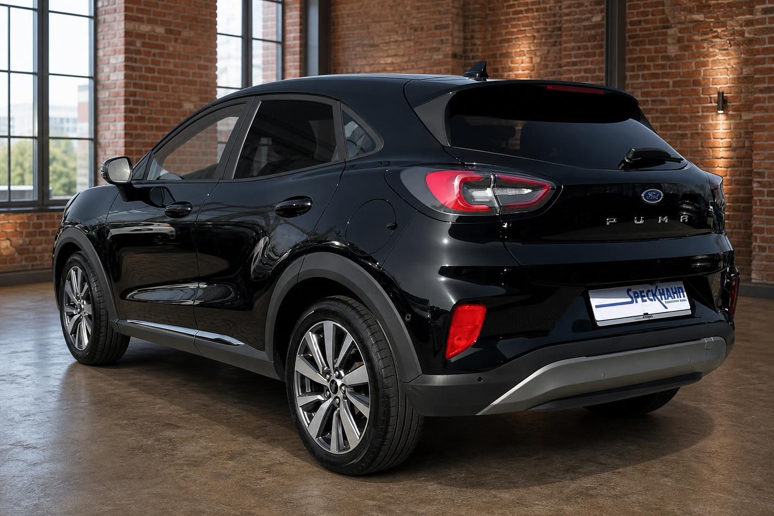 Ford Puma schwarz Heckansicht seitlich in Loft-Ambiente