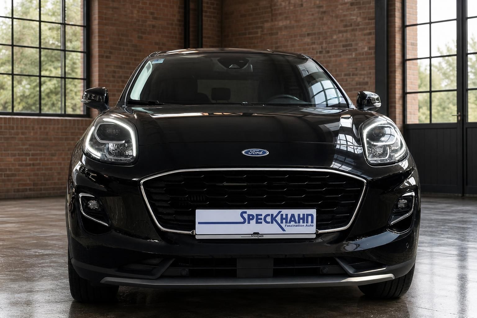 Ford Puma schwarz Frontansicht mit LED-Scheinwerfern in Halle