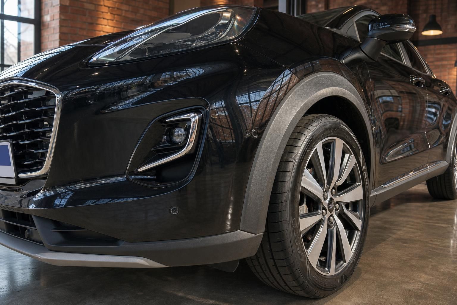 Ford Puma schwarz Seitenansicht vorne mit Felge und Außenspiegel